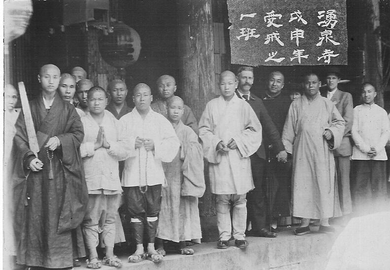 1908年的照片“涌泉寺受戒班”，画面上原格致书院的洋校长裨益知和中国僧人并肩而立手牵着手，气氛和谐.jpg