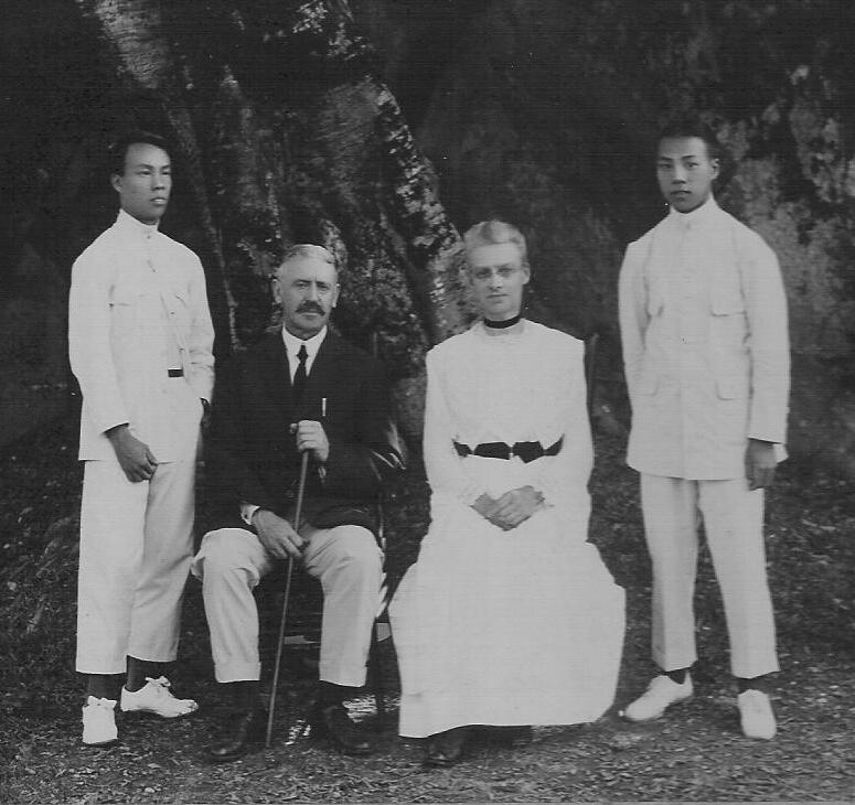 1917年校长裨益知与学生代表合影.jpg